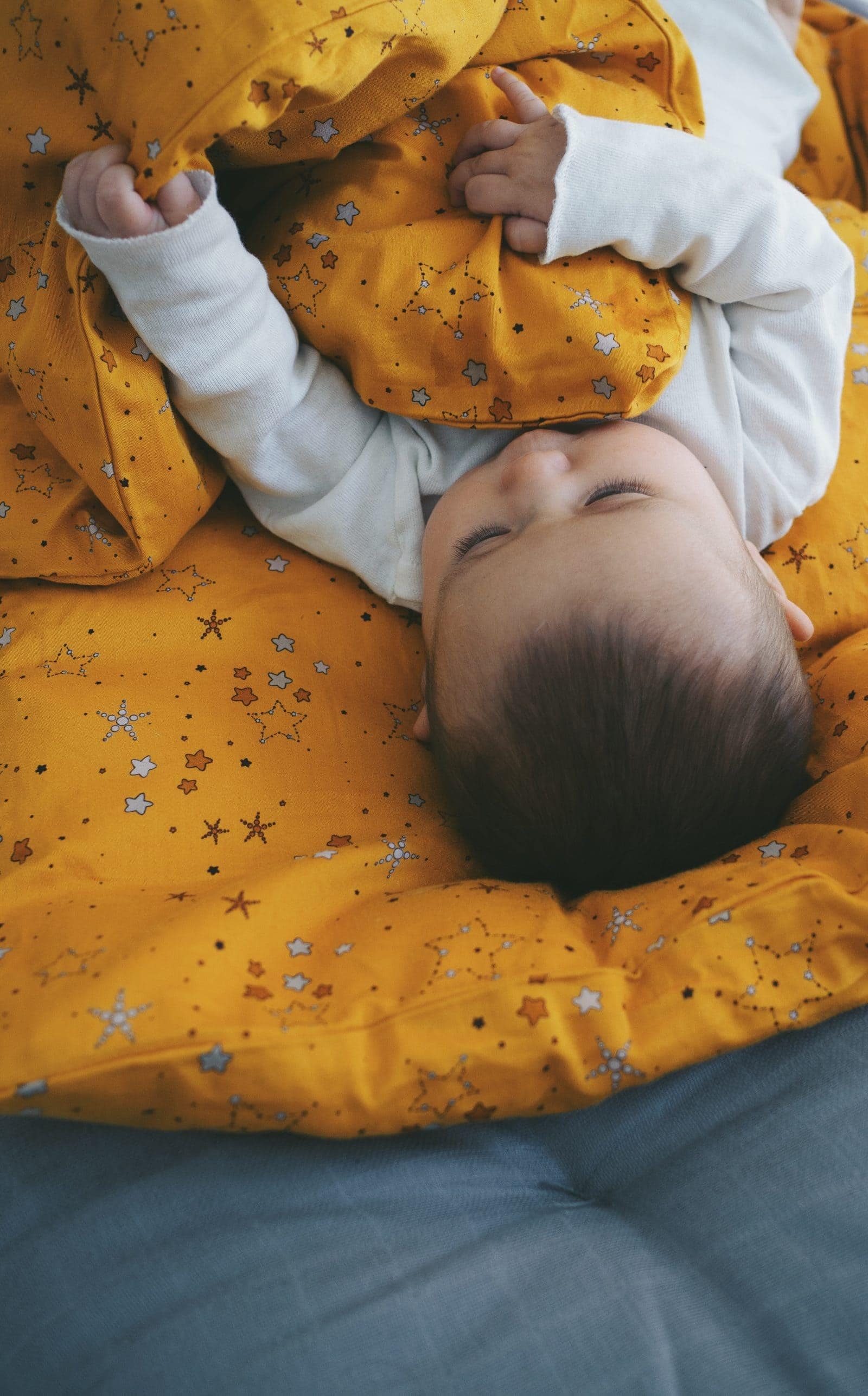 Babysengetøj GOTS - Stars Golden mustard