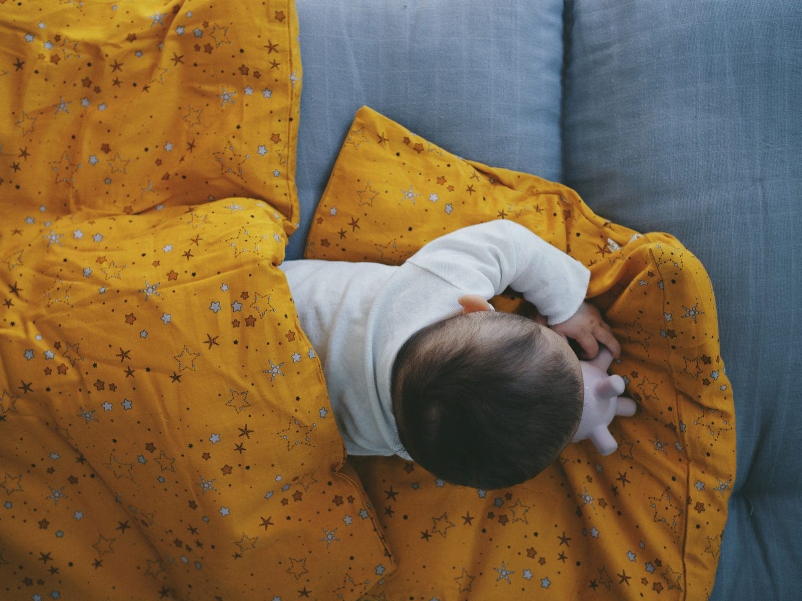 Babysengetøj GOTS - Stars Golden mustard