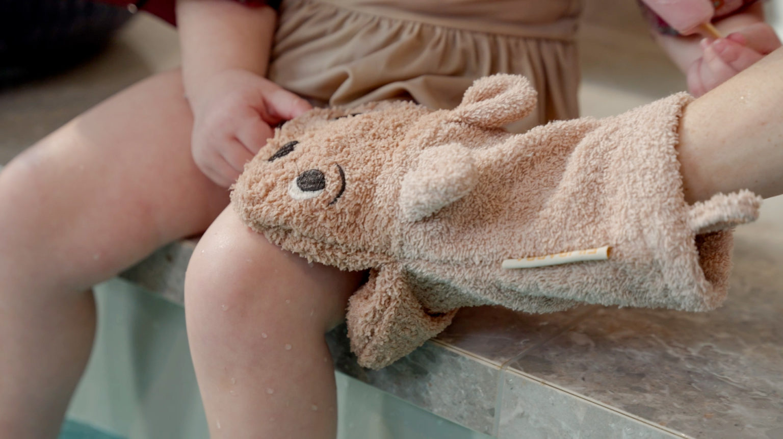 Bear baby bath mitt GOTS Shop online hos FILIBABBA