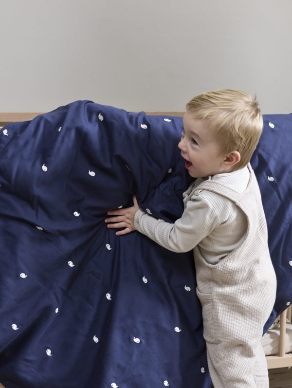 Junior sengetøj GOTS (100x140 cm) - Broderet Hvalen Christian - Midnight