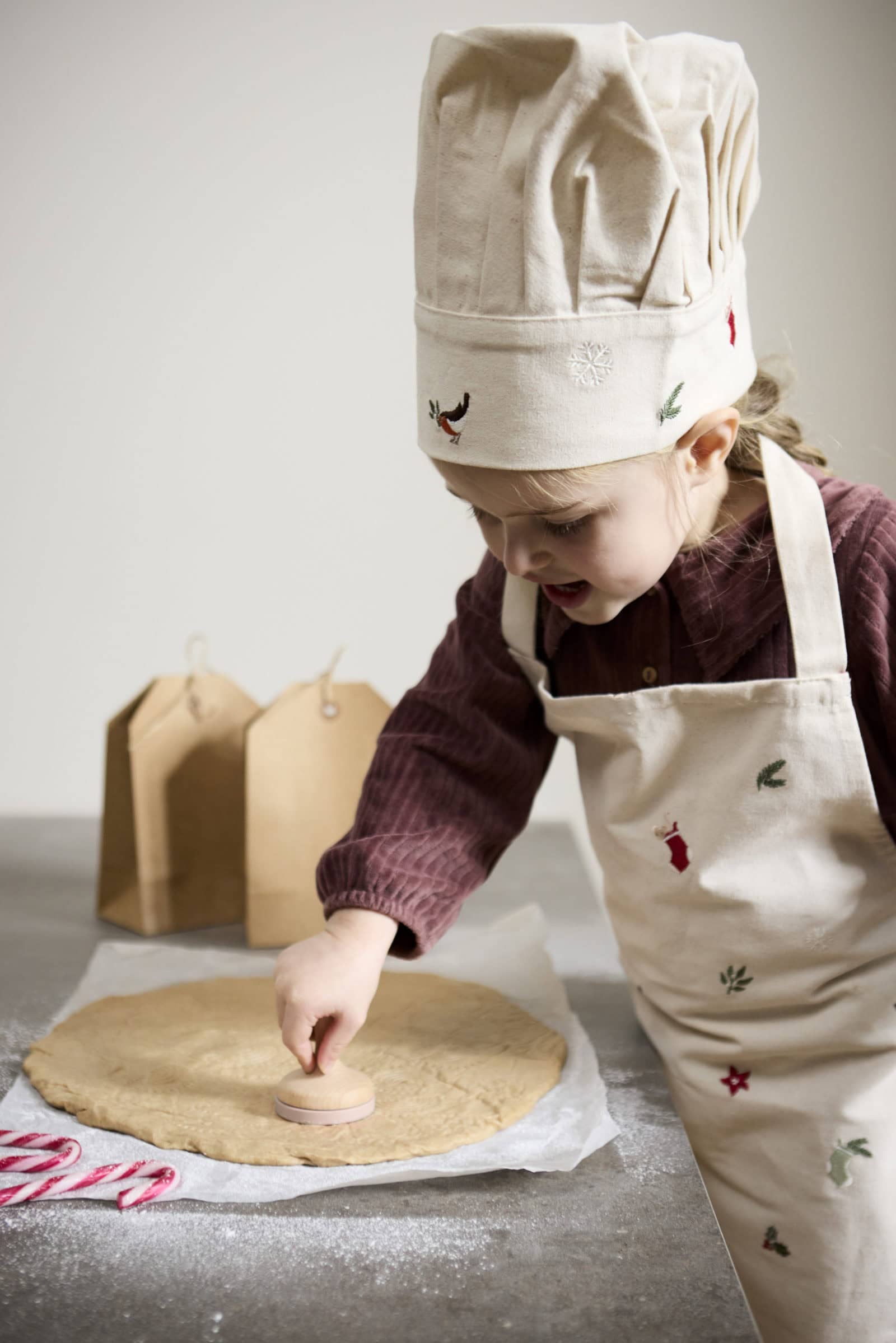 Schürze und Kochmütze mit Stickerei GOTS - Wonderful Winter