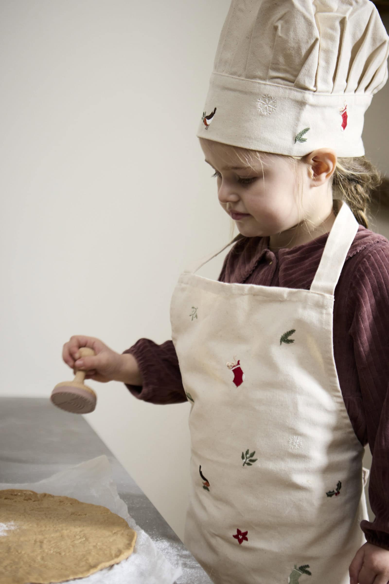 Schürze und Kochmütze mit Stickerei GOTS - Wonderful Winter