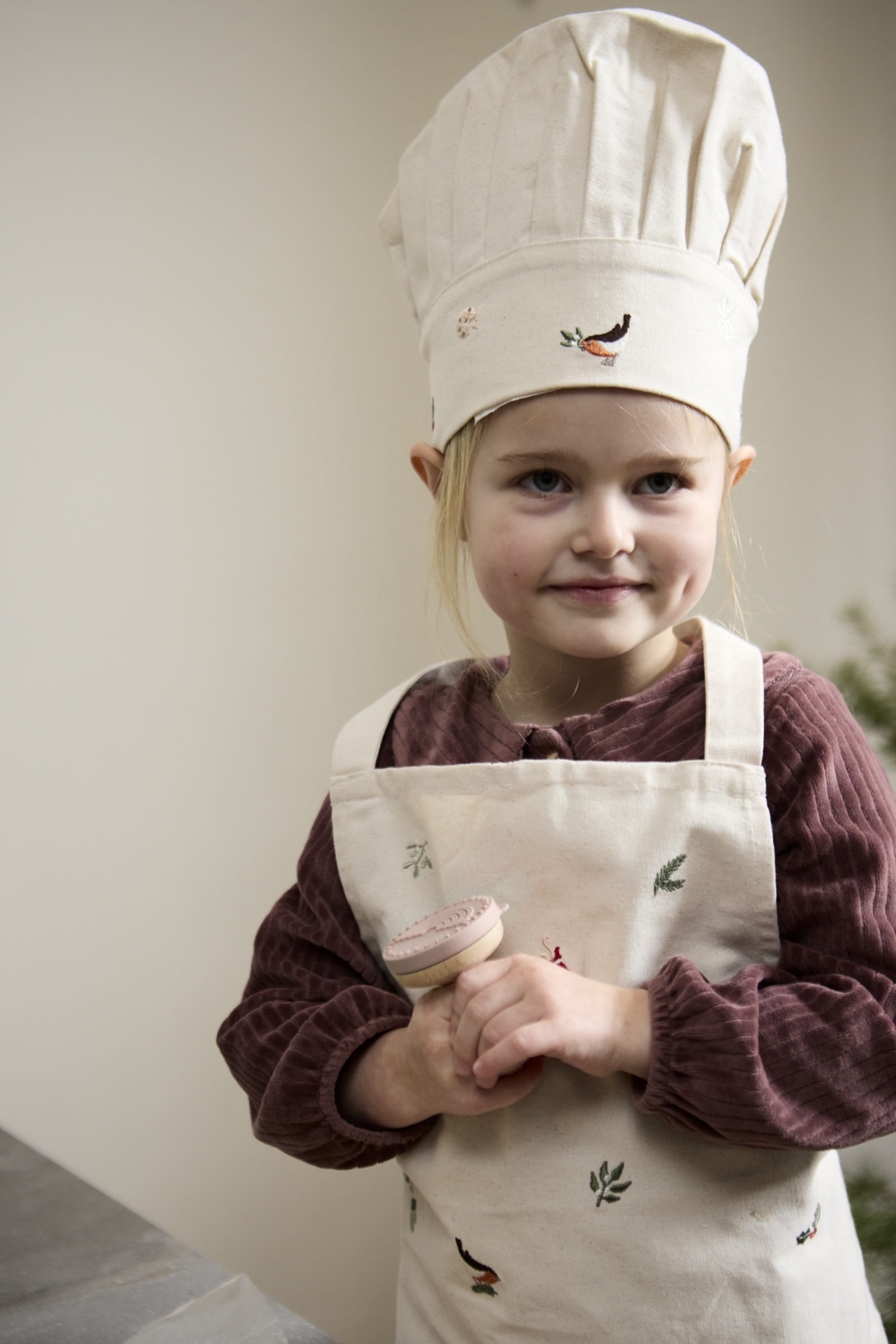 Schürze und Kochmütze mit Stickerei GOTS - Wonderful Winter
