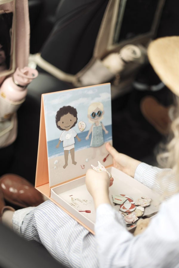 Magnetic game - Dress-up - A day at the beach