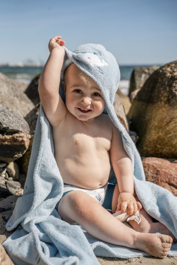 Broderet badehåndklæde m. hætte GOTS – Christian's Whale Tales