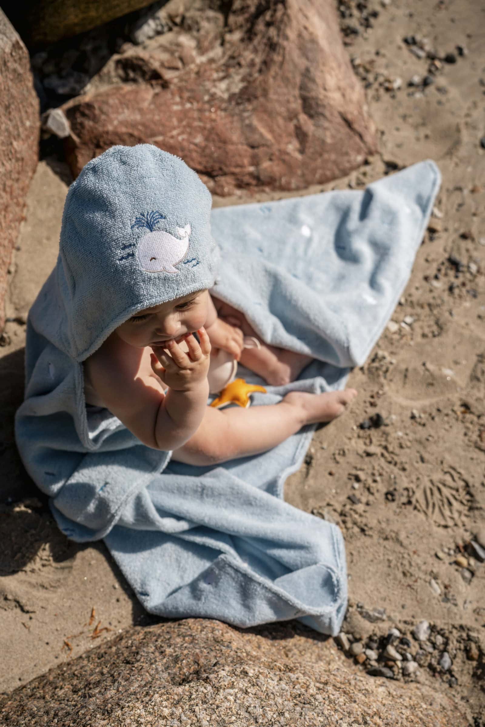 Broderet badehåndklæde m. hætte GOTS – Christian's Whale Tales