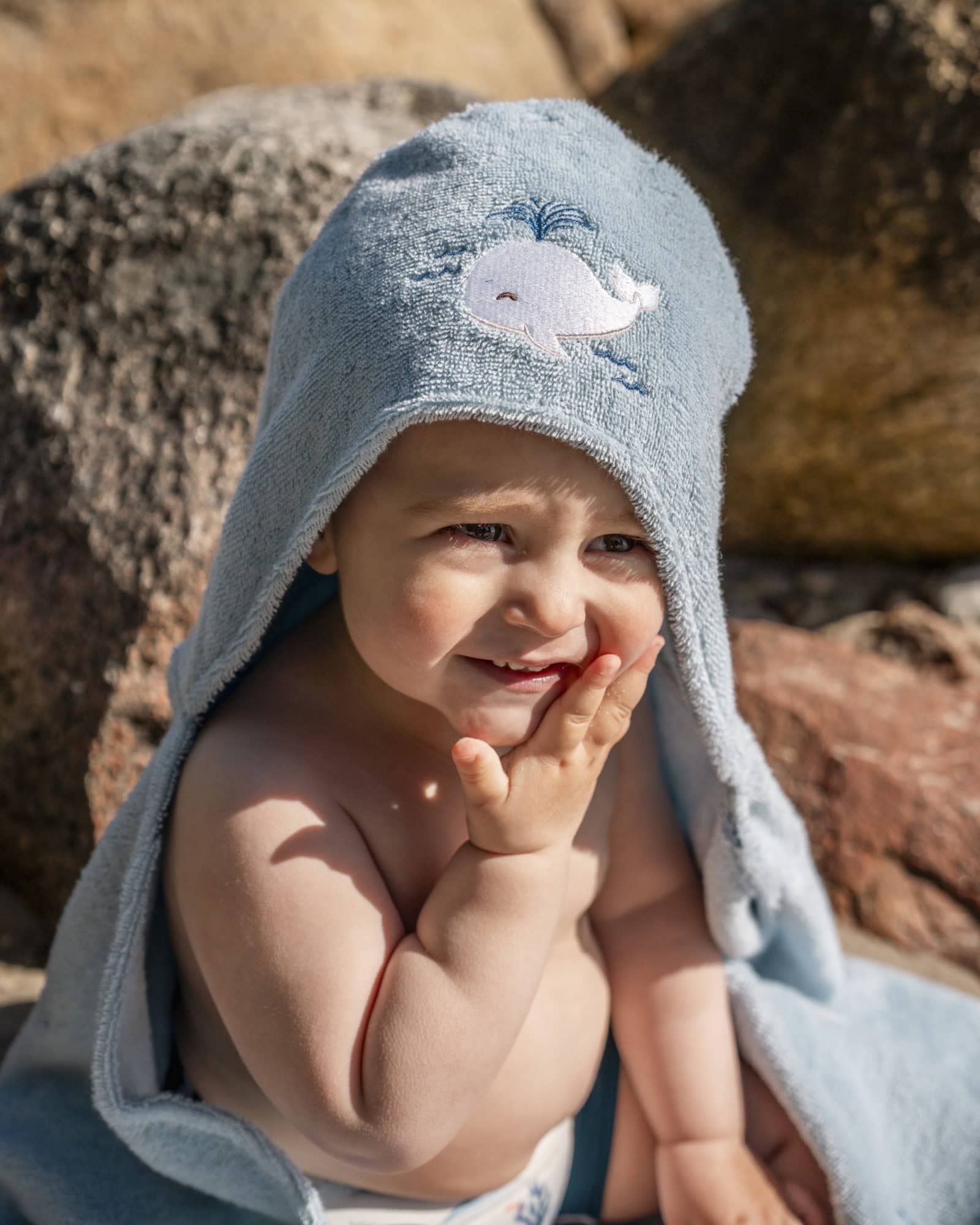 Broderet badehåndklæde m. hætte GOTS – Christian's Whale Tales