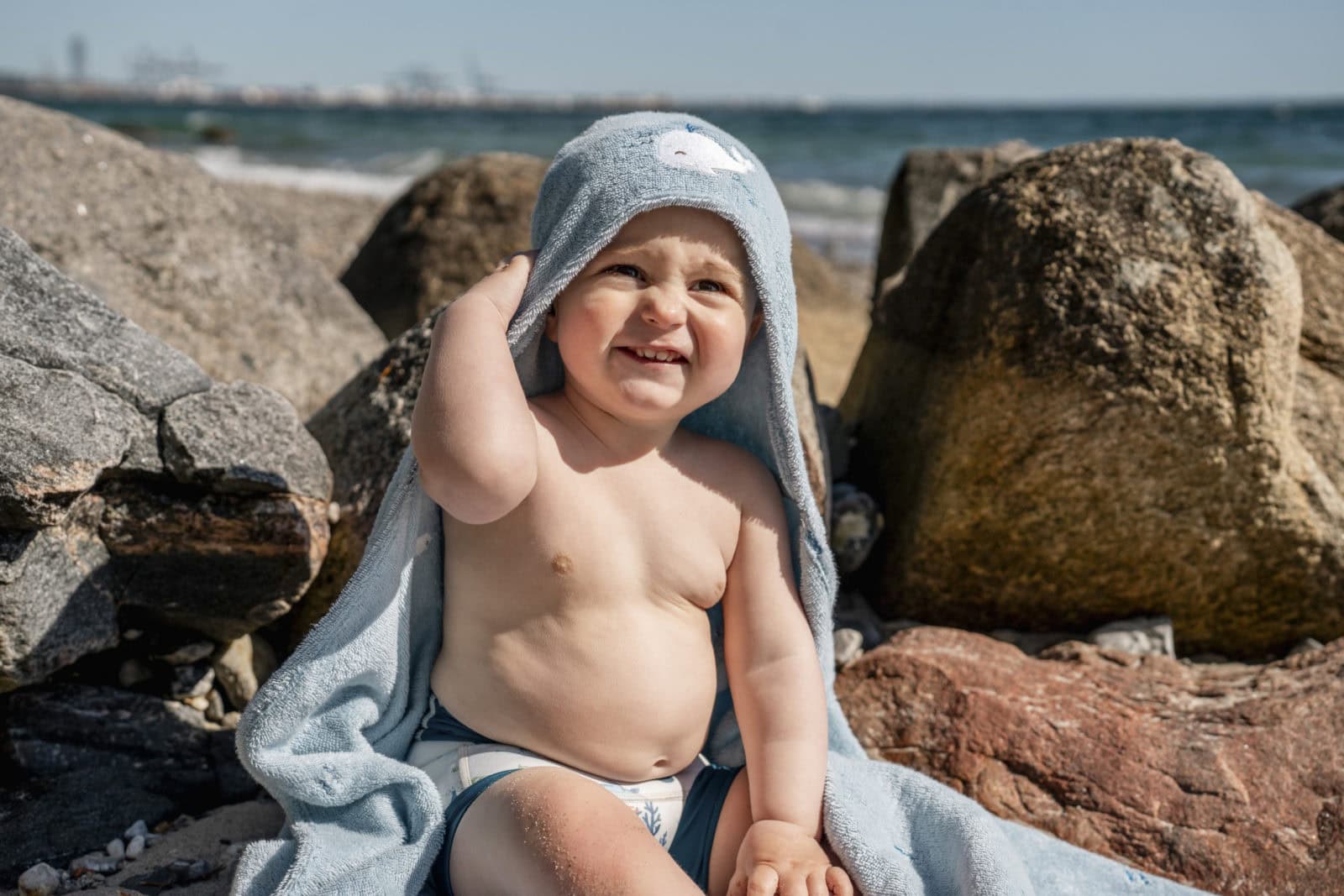 Broderet badehåndklæde m. hætte GOTS – Christian's Whale Tales