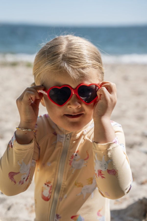 Kids sunglasses in recycled plastic 1-3 years – Heart – Warm Red