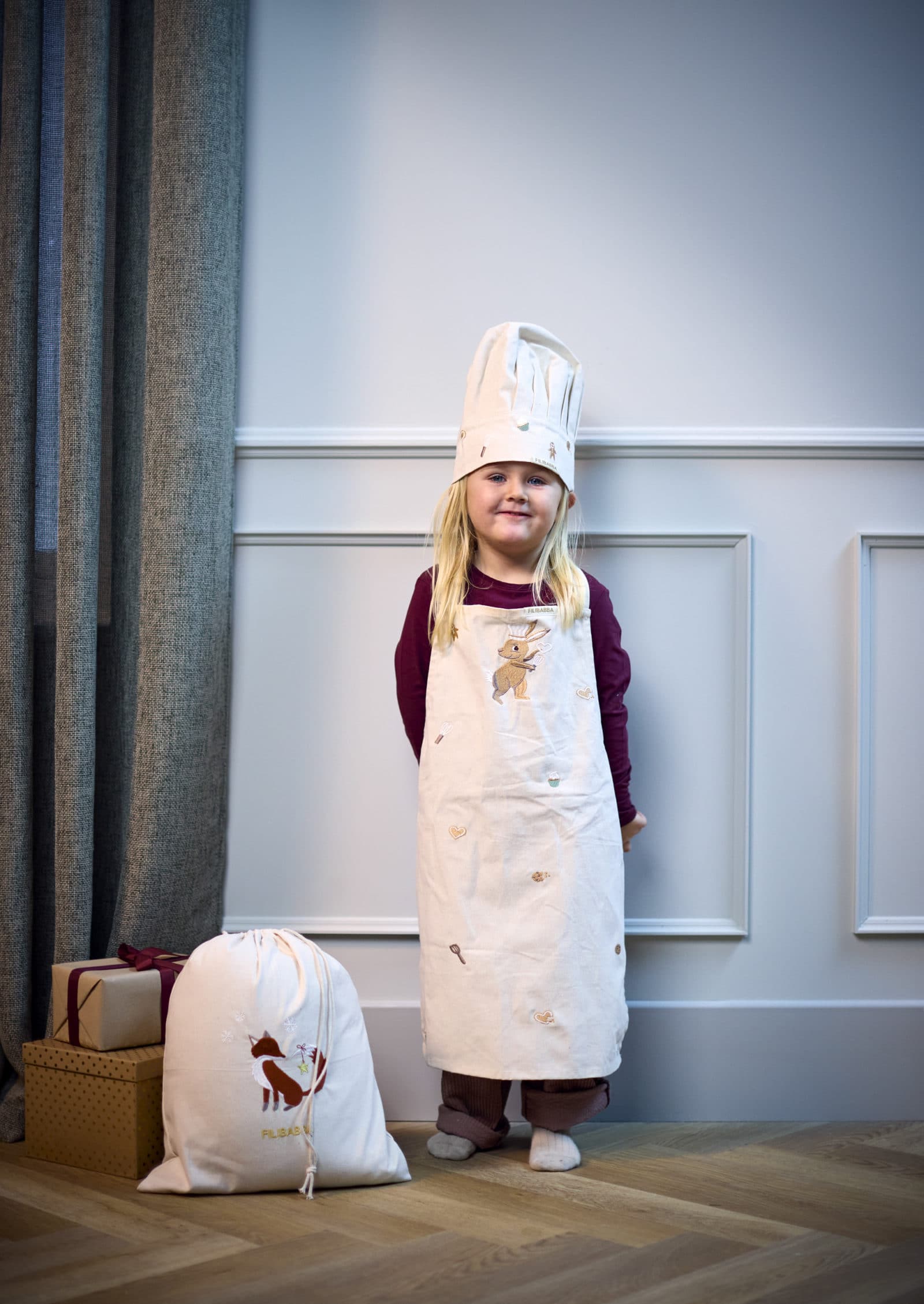 Embroidered apron and hat GOTS - Wonderful Winter - Hare