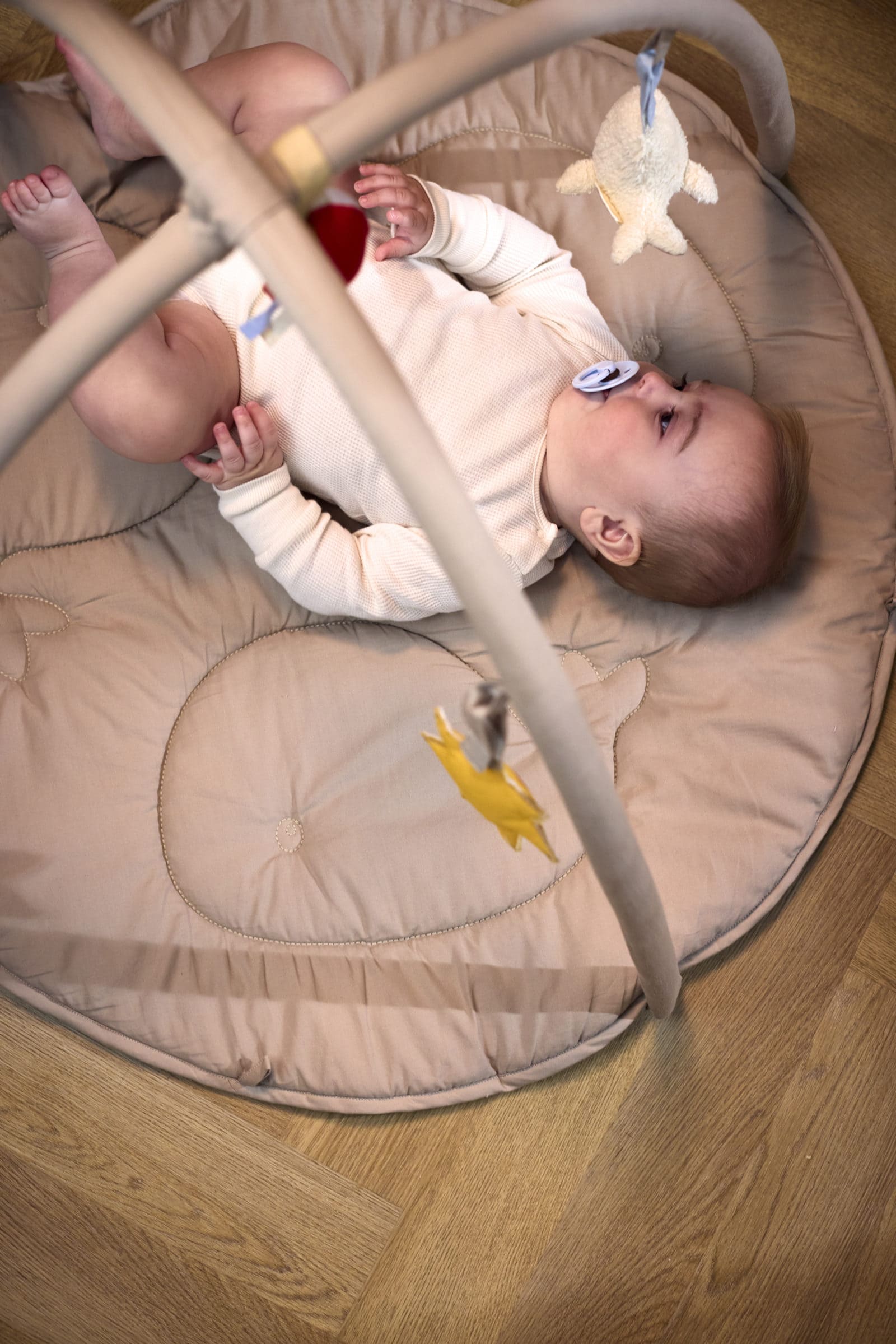 Fjord activity gym incl. 3 sensory toys - Beige